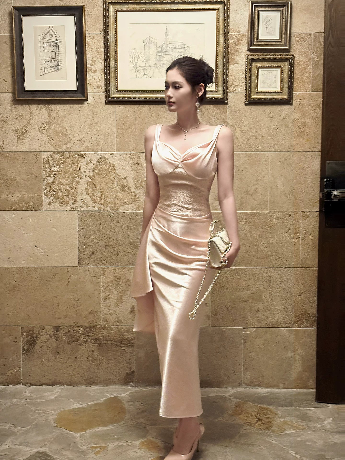Robe de bal élégante sirène à fines bretelles en satin rose, moulante et plissée, idéale pour une remise de diplômes, un anniversaire ou les fêtes (N084)