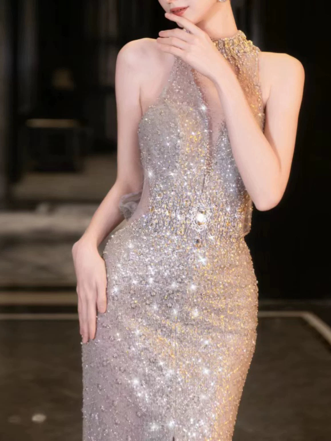 Elegantes Meerjungfrauen-Abendkleid mit hohem Kragen, Pailletten und hohem Schlitz – Inspiration für lange Partykleider und Outfits zum 21. Geburtstag AB2292