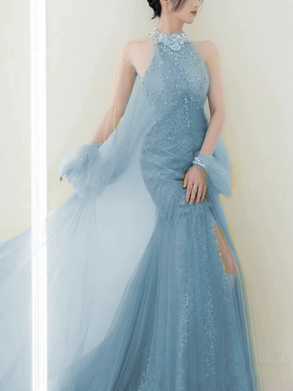 Elegantes, hochgeschlossenes Meerjungfrauen-Abendkleid aus blauem Tüll mit Schlitz – Inspiration für lange Partykleider und Outfits zum 19. Geburtstag AB2277