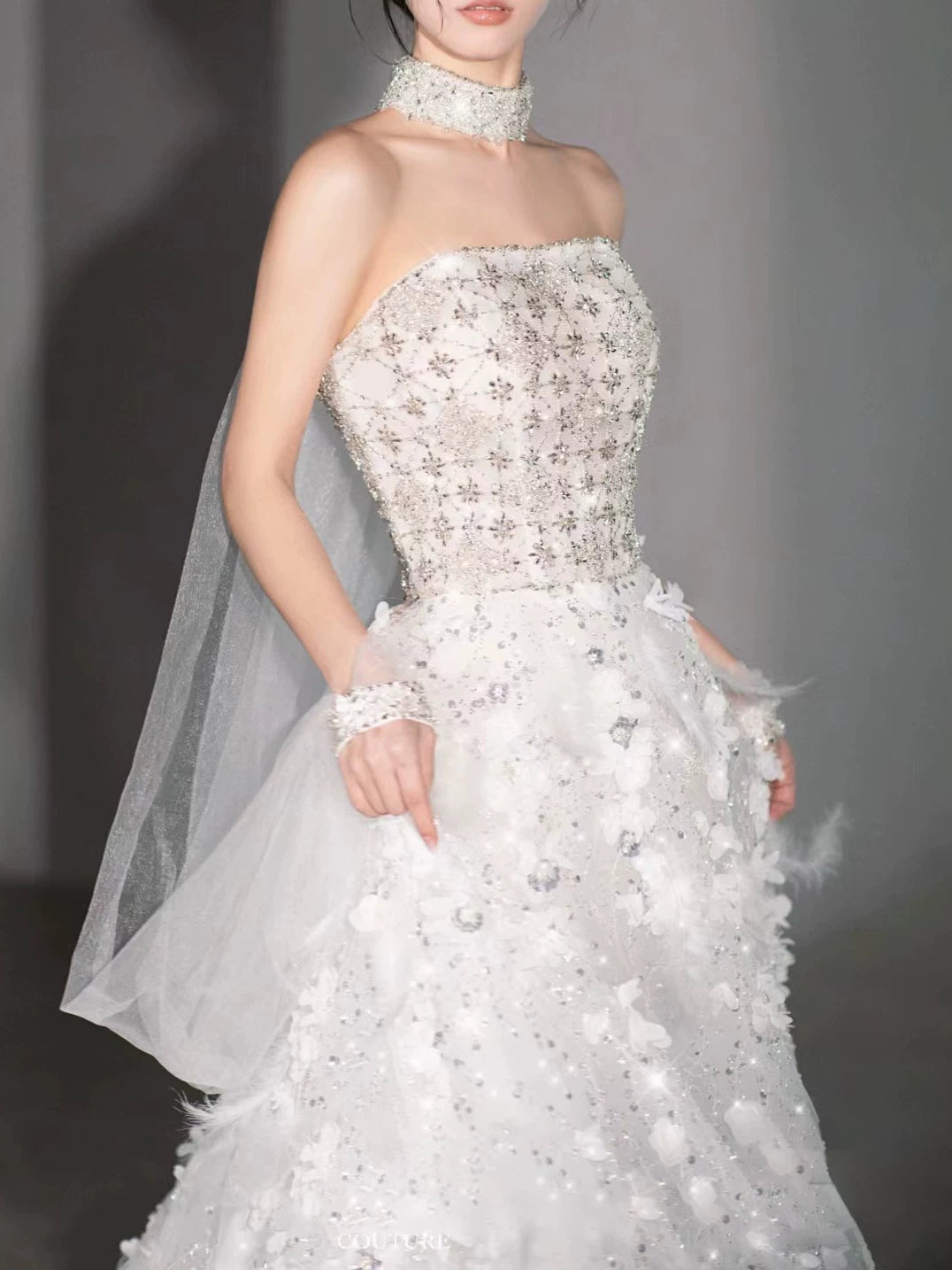 Elegantes, trägerloses, weißes Pailletten-Abendkleid – Inspiration für lange Partykleider und Outfits zum 21. Geburtstag AB2294