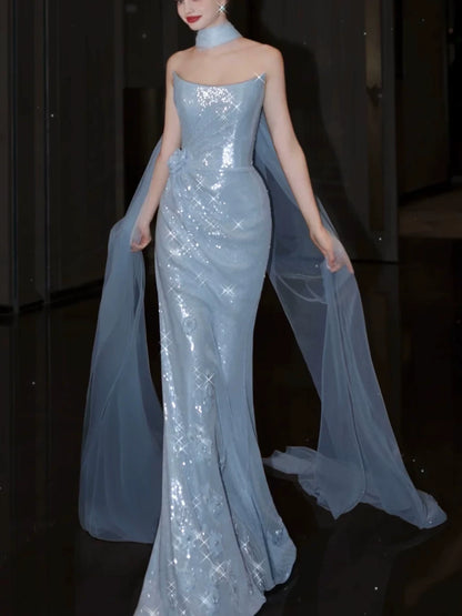 Elegantes, trägerloses Paillettenkleid im Meerjungfrauenstil in Blau mit Schal – Inspiration für lange Party- und Abendkleider zum 21. Geburtstag (AB2290)