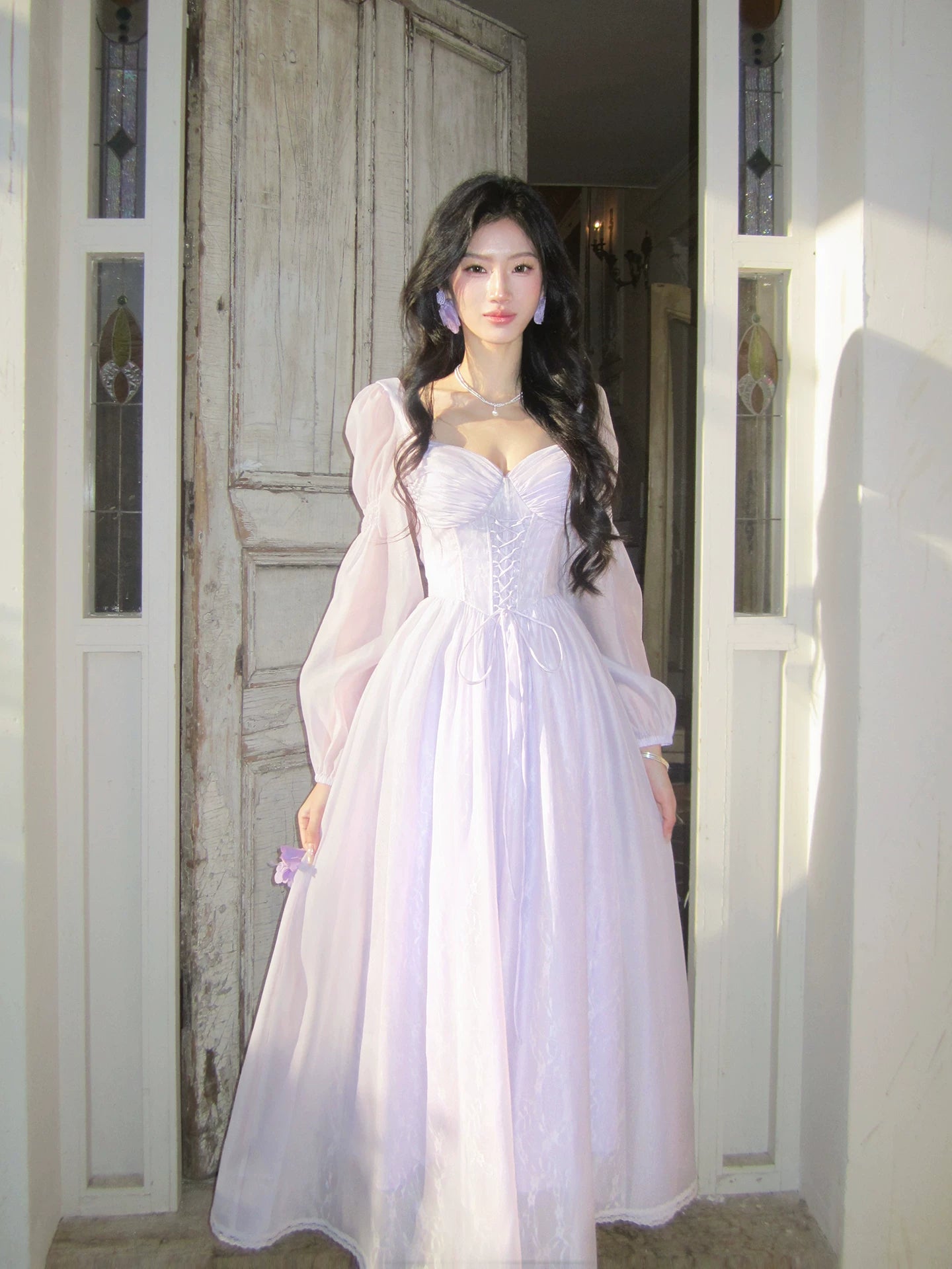 Elegantes, knöchellanges, lilafarbenes Chiffon-Abendkleid mit A-Linien-Ausschnitt und langen Ärmeln, auch als Hochzeitsgastkleid oder Outfit für den 20. Geburtstag geeignet (AB2439).