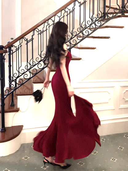 Robe de bal longue bordeaux à fines bretelles style sirène, idéale pour un mariage ou un 20e anniversaire (AB2493)