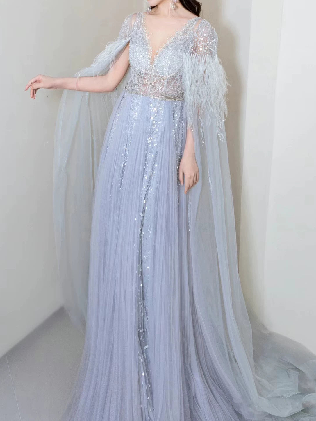 Elegantes, hellblaues Tüll-Abendkleid in A-Linie mit V-Ausschnitt – Inspiration für lange Partykleider und Outfits zum 19. Geburtstag AB2300