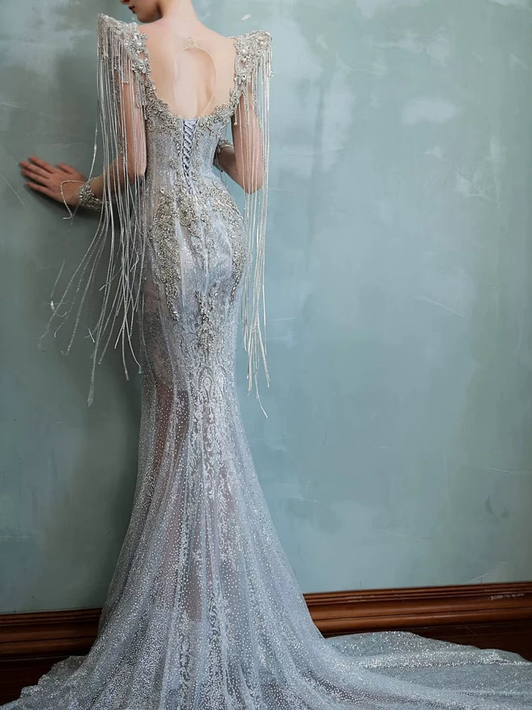 Funkelndes Meerjungfrauen-Kleid mit Pailletten und Perlen, langen Ärmeln – Inspiration für lange Partykleider, Abendkleider und Outfits zum 20. Geburtstag AB2303