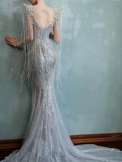 Funkelndes Meerjungfrauen-Kleid mit Pailletten und Perlen, langen Ärmeln – Inspiration für lange Partykleider, Abendkleider und Outfits zum 20. Geburtstag AB2303