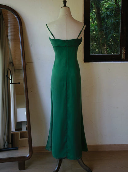 Vintage-Abendkleid im A-Linien-Stil aus den 1960er-Jahren mit Spaghettiträgern in Dunkelgrün – Inspiration für lange Partykleider und Outfits zum 18. Geburtstag AB2385