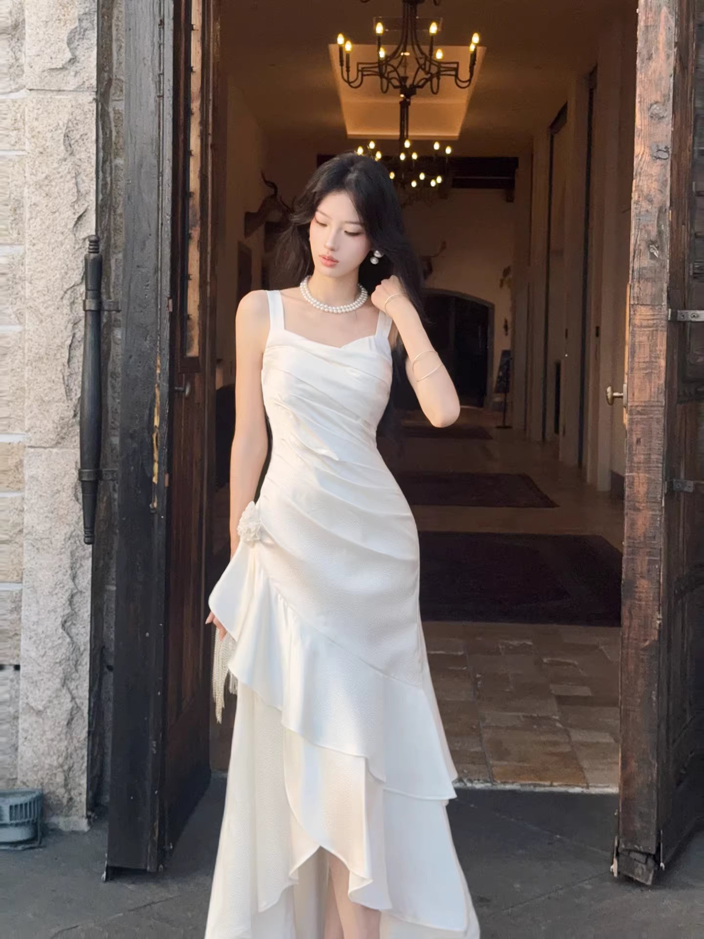 Elegantes, weißes Satin-Abendkleid mit Meerjungfrauenschnitt und eckigem Ausschnitt – Inspiration für lange Outfits zum 18. Geburtstag AB2492