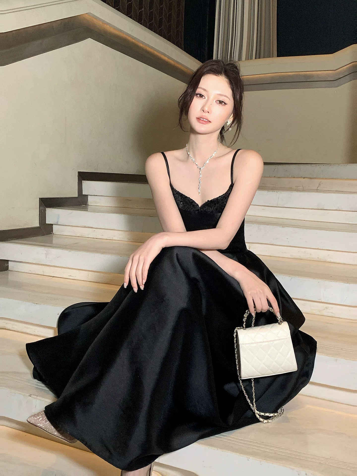 Elegantes schwarzes Satin-Abendkleid mit Spaghettiträgern in A-Linie, auch als Hochzeitsgastkleid oder Outfit für den 16. Geburtstag geeignet (AB2428).
