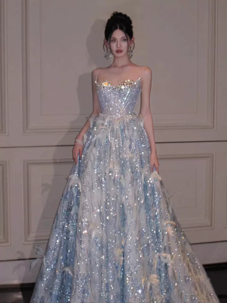 Luxuriöses, trägerloses Ballkleid in Hellblau mit Pailletten und Perlen – Inspiration für lange Partykleider, Abendkleider und Outfits zum 20. Geburtstag AB2234