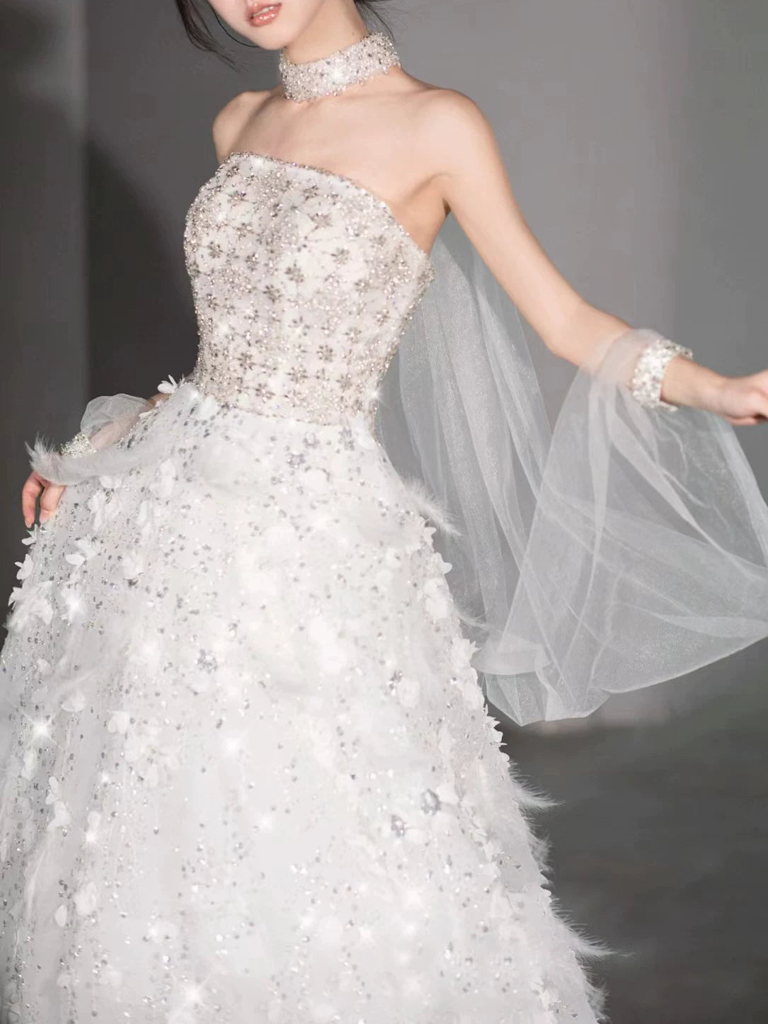Elegantes, trägerloses, weißes Pailletten-Abendkleid – Inspiration für lange Partykleider und Outfits zum 21. Geburtstag AB2294