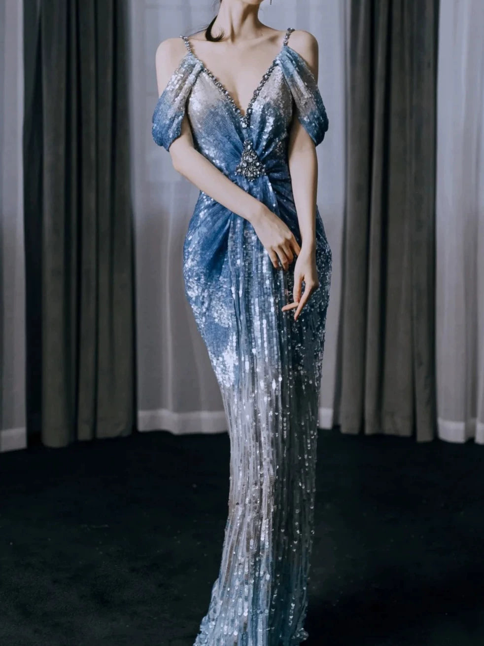Elegantes Meerjungfrauen-Abendkleid mit V-Ausschnitt, Ombré-Blau-Pailletten und Falten – Inspiration für lange Partykleider und Outfits zum 19. Geburtstag AB2278