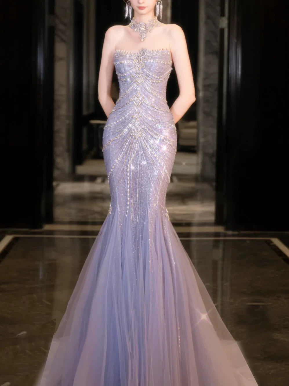 Elegantes, trägerloses, lilafarbenes Pailletten-Abendkleid im Meerjungfrauenstil – Inspiration für lange Partykleider und Outfits zum 21. Geburtstag AB2284