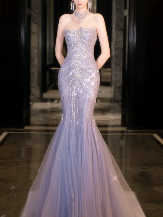 Elegantes, trägerloses, lilafarbenes Pailletten-Abendkleid im Meerjungfrauenstil – Inspiration für lange Partykleider und Outfits zum 21. Geburtstag AB2284