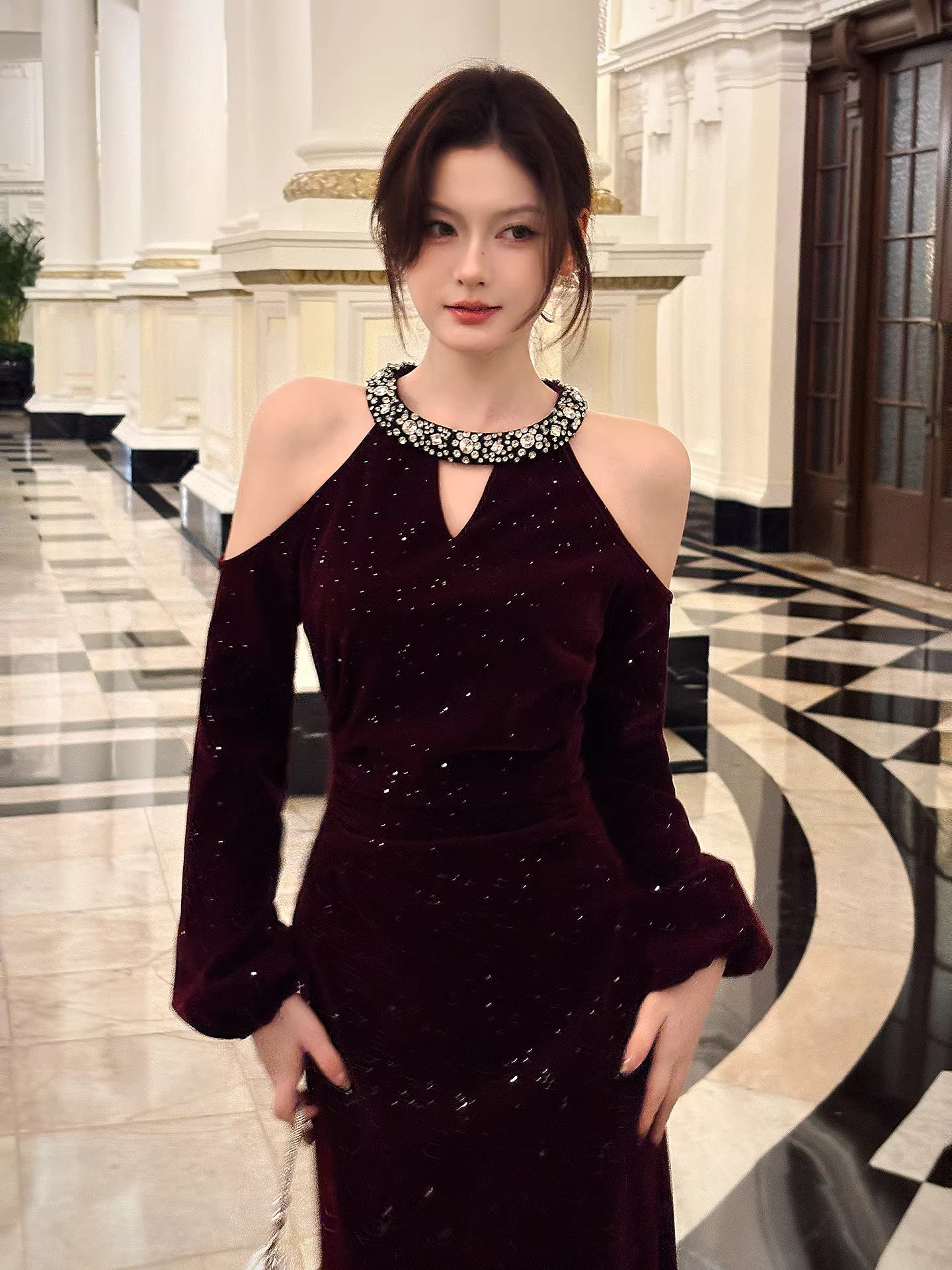 Sexy Meerjungfrauen-Abendkleid aus burgunderrotem Samt mit Schmuckkragen, langen Ärmeln und Knöchellänge, auch als Hochzeitsgastkleid oder Outfit zum 22. Geburtstag geeignet (AB2499).