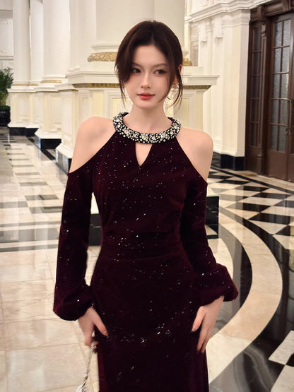 Sexy Meerjungfrauen-Abendkleid aus burgunderrotem Samt mit Schmuckkragen, langen Ärmeln und Knöchellänge, auch als Hochzeitsgastkleid oder Outfit zum 22. Geburtstag geeignet (AB2499).
