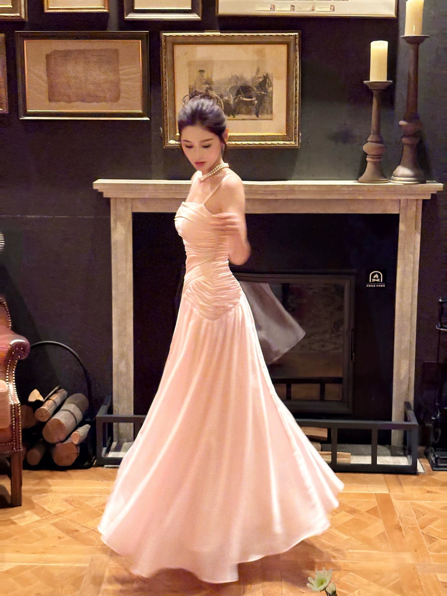 Elegantes, langes, plissiertes Meerjungfrauen-Abendkleid aus rosa Satin mit Spaghettiträgern – Ästhetisches langes Kleid für Abschlussball, Geburtstag und Feiertage (N083)