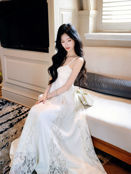 Robe de bal longue plissée en dentelle blanche, élégante, à fines bretelles spaghetti et coupe trapèze. Tenue idéale pour une remise de diplôme ou un anniversaire (N093).