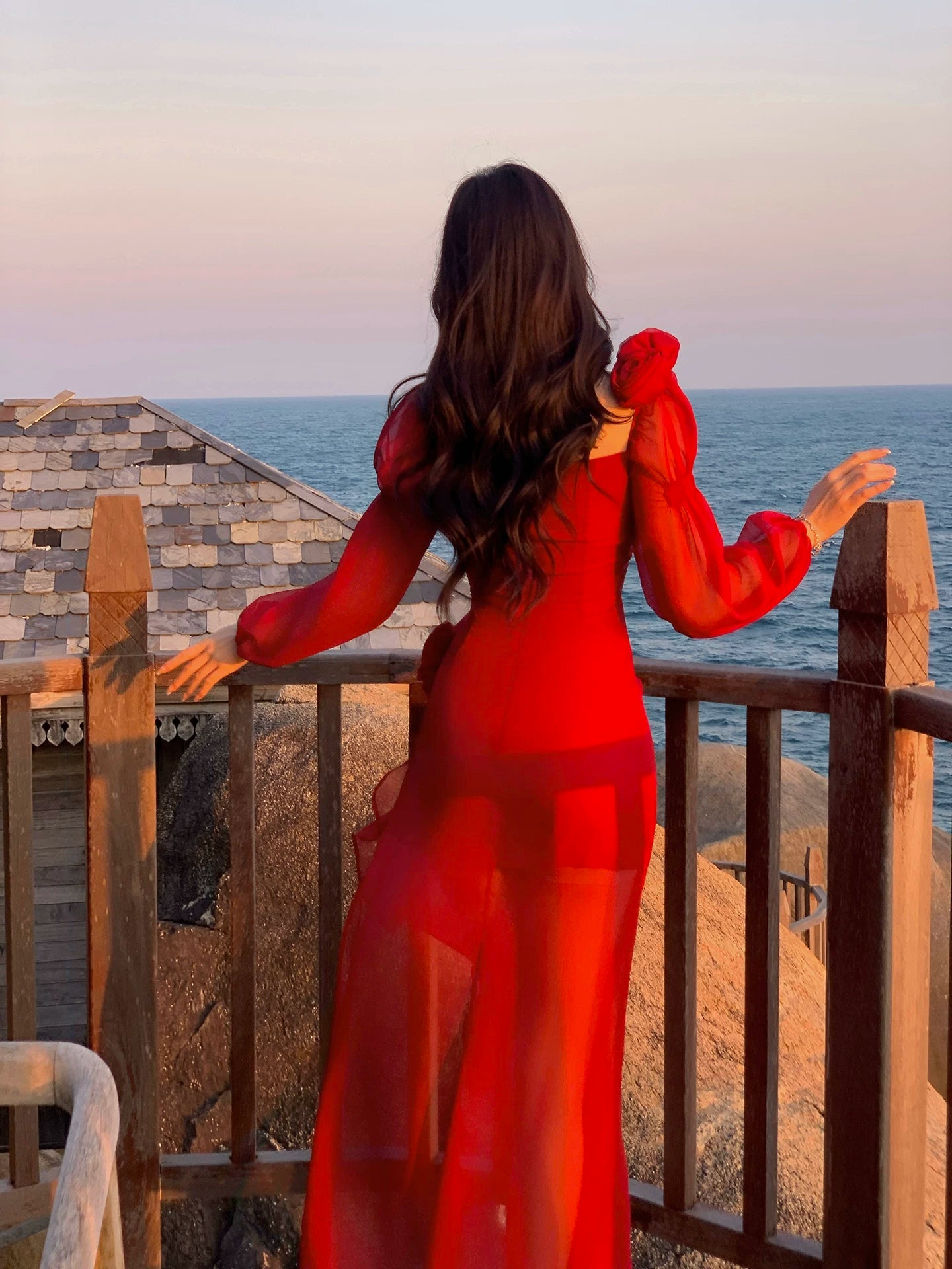 Robe de bal sirène modeste en satin rouge à manches longues et décolleté cœur, idéale pour un mariage ou un anniversaire de 16 ans (AB2447)