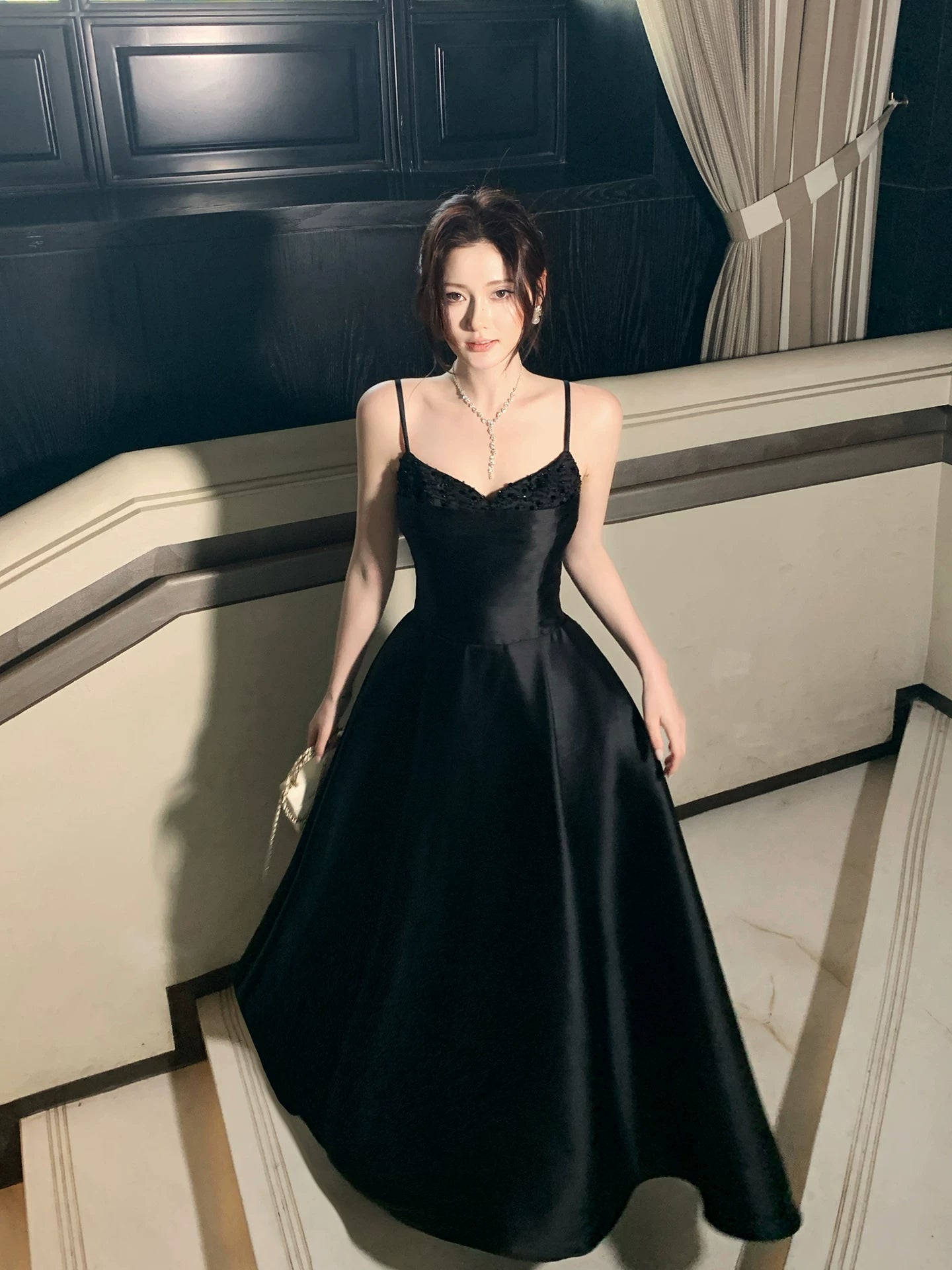 Elegantes schwarzes Satin-Abendkleid mit Spaghettiträgern in A-Linie, auch als Hochzeitsgastkleid oder Outfit für den 16. Geburtstag geeignet (AB2428).