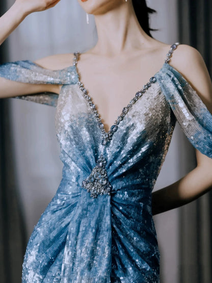 Elegantes Meerjungfrauen-Abendkleid mit V-Ausschnitt, Ombré-Blau-Pailletten und Falten – Inspiration für lange Partykleider und Outfits zum 19. Geburtstag AB2278
