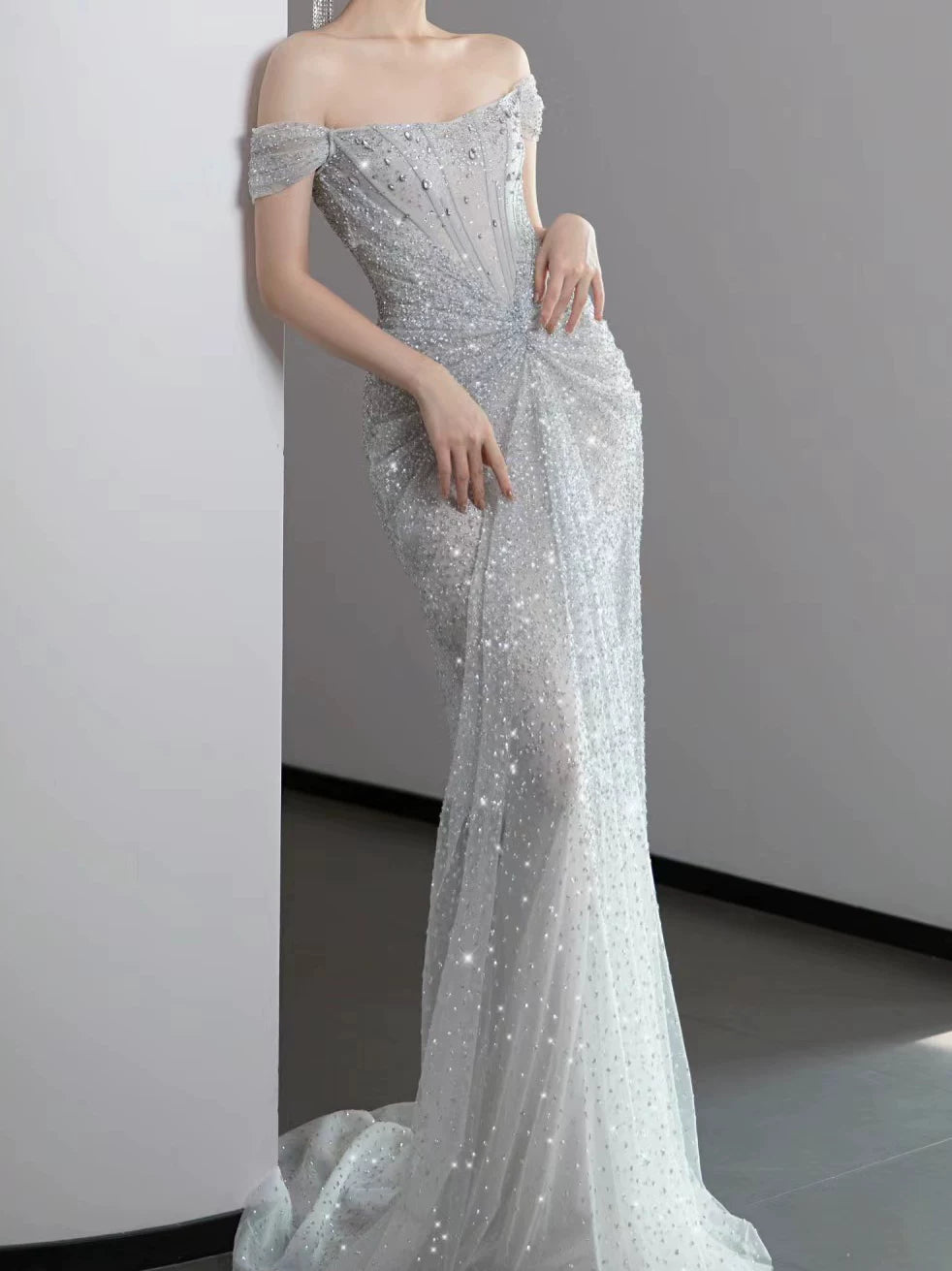 Elegantes Meerjungfrauen-Abendkleid mit schulterfreiem Ausschnitt, silbernen Pailletten und Falten – Inspiration für lange Partys und den 19. Geburtstag AB2271