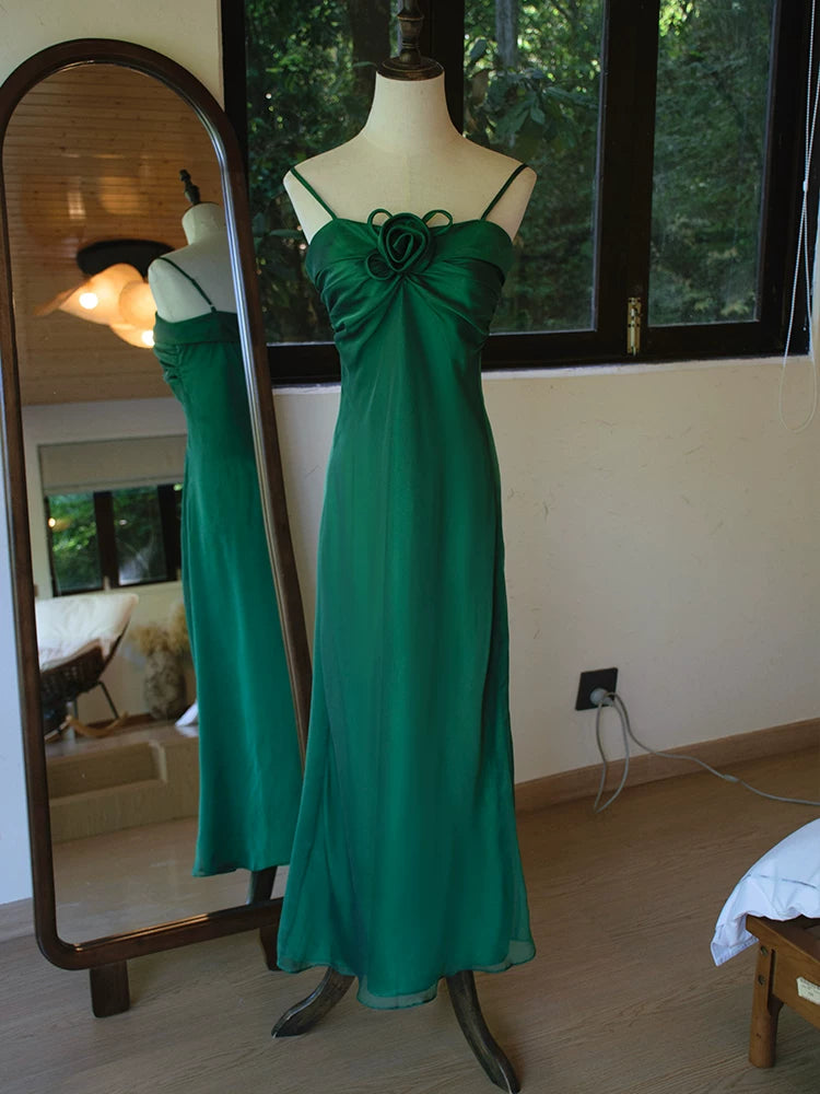 Vintage-Abendkleid im A-Linien-Stil aus den 1960er-Jahren mit Spaghettiträgern in Dunkelgrün – Inspiration für lange Partykleider und Outfits zum 18. Geburtstag AB2385