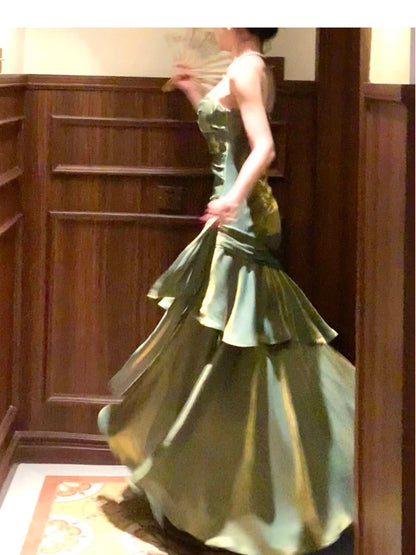 Robe de bal longue verte à fines bretelles style sirène, idéale pour les lycéennes, les jeunes filles et les jeunes filles. Parfaite pour une soirée de fin d'année ou un anniversaire (20 ans). Référence AB2501