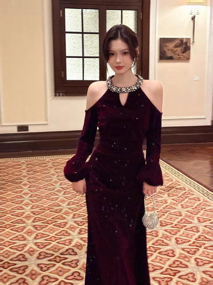 Sexy Meerjungfrauen-Abendkleid aus burgunderrotem Samt mit Schmuckkragen, langen Ärmeln und Knöchellänge, auch als Hochzeitsgastkleid oder Outfit zum 22. Geburtstag geeignet (AB2499).