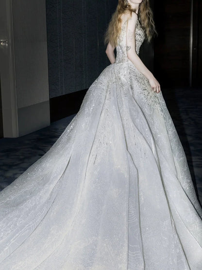Robe de mariée sirène luxueuse à col rond et cape, ornée de sequins gris argentés. Robe de mariée cintrée AB2327