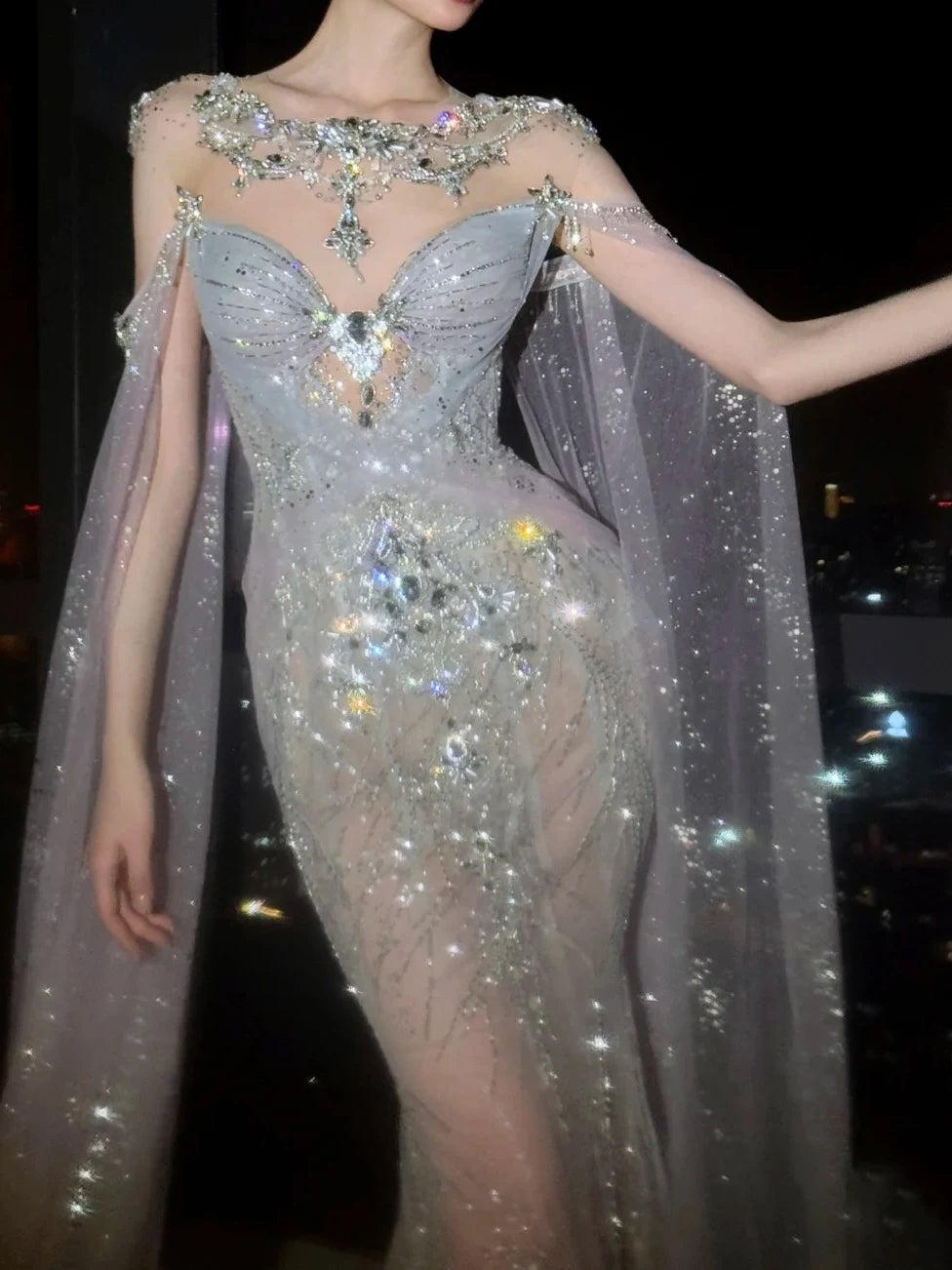 Funkelndes Brautkleid im Meerjungfrauenstil mit Rundhalsausschnitt, langen Ärmeln und Cape, silber-graue Pailletten, figurbetontes Brautkleid AB2336