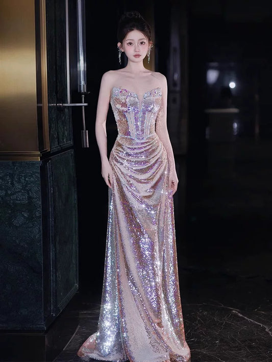 Funkelndes, trägerloses Meerjungfrauen-Paillettenkleid mit perlenbesetztem Oberteil – Inspiration für lange Partykleider, Abendkleider und Outfits zum 20. Geburtstag AB2249