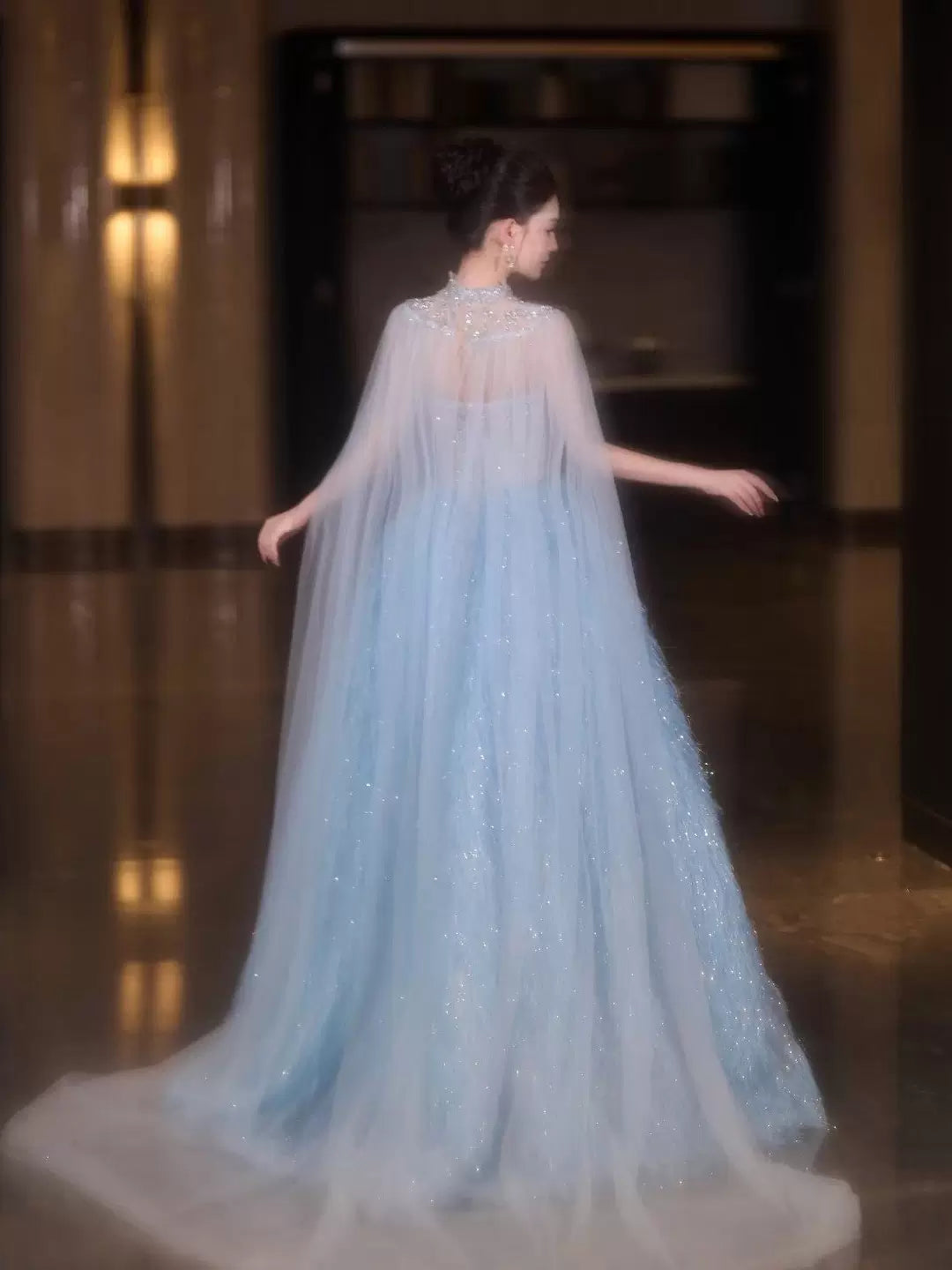 Robes de bal scintillantes 2026, bustier bleu avec cape perlée, inspiration robes de soirée longues, tenues pour un 19e anniversaire AB2266