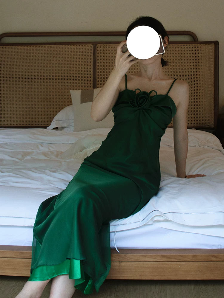 Vintage-Abendkleid im A-Linien-Stil aus den 1960er-Jahren mit Spaghettiträgern in Dunkelgrün – Inspiration für lange Partykleider und Outfits zum 18. Geburtstag AB2385