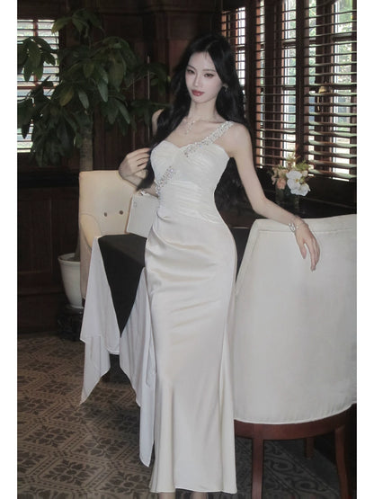 Robe de bal sirène élégante, asymétrique, blanche, ornée de perles et de satin, longueur cheville, plissée, idéale pour une remise de diplôme ou un anniversaire (N097)