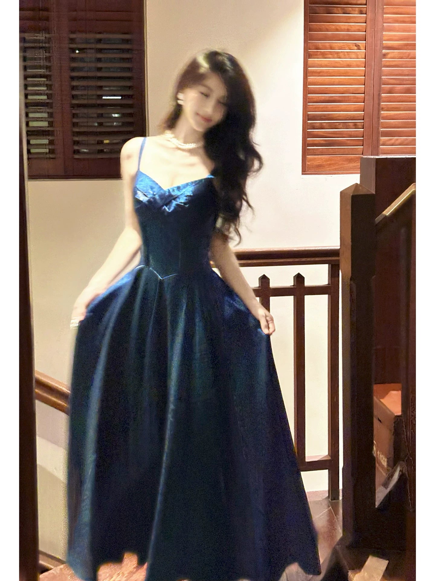 Robe de bal élégante bleu roi à fines bretelles, coupe trapèze, longueur cheville, plissée, N094