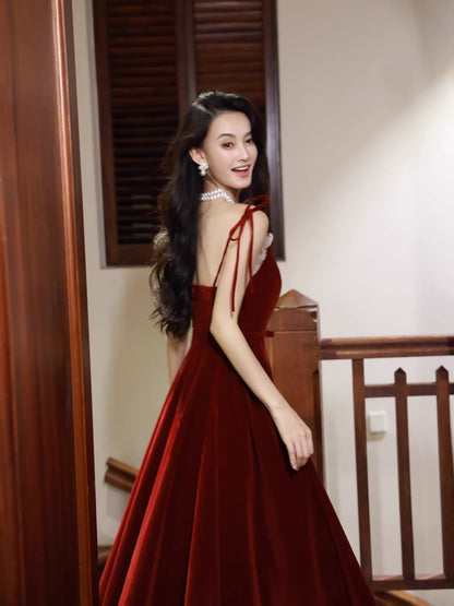 Elegantes, burgunderrotes, langes A-Linien-Abendkleid mit Spaghettiträgern, auch als Hochzeitsgastkleid oder Outfit zum 20. Geburtstag geeignet (AB2487)