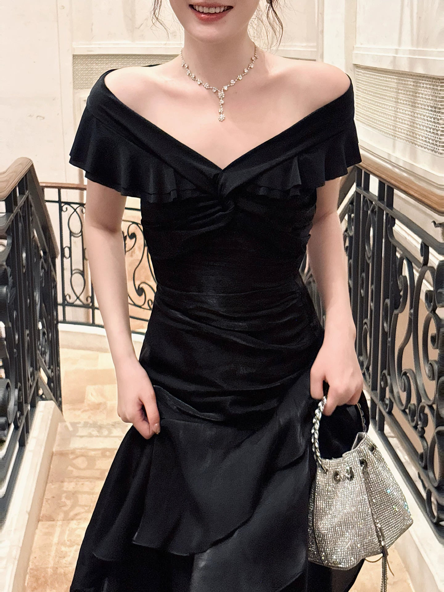 Elegantes schwarzes Meerjungfrauen-Abendkleid mit schulterfreiem Ausschnitt, kurzen Ärmeln und Faltenrock, bodenlang, ideal für Abschlussball, 20. Geburtstag oder andere Anlässe (N100)