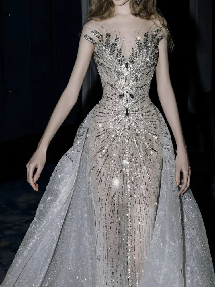 Robe de mariée sirène luxueuse à col rond et cape, ornée de sequins gris argentés. Robe de mariée cintrée AB2327