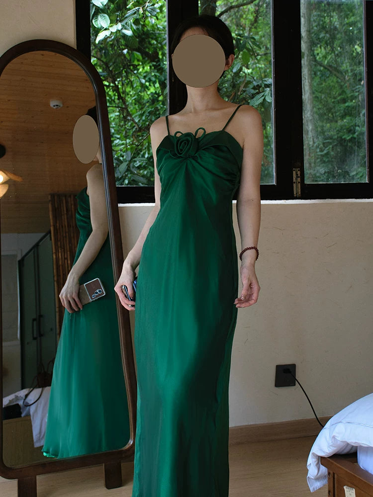 Vintage-Abendkleid im A-Linien-Stil aus den 1960er-Jahren mit Spaghettiträgern in Dunkelgrün – Inspiration für lange Partykleider und Outfits zum 18. Geburtstag AB2385