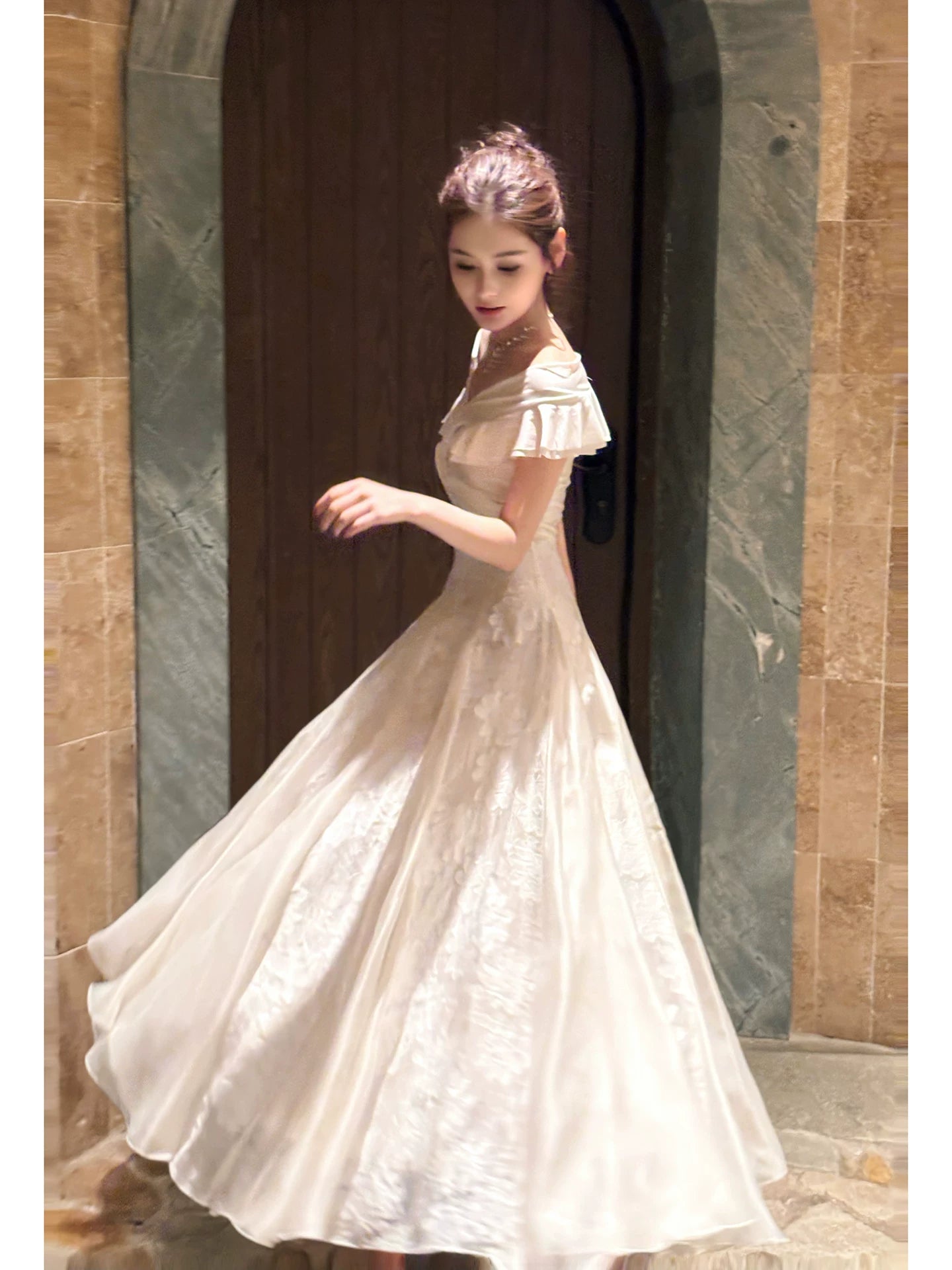 Schlichtes, schulterfreies, weißes Spitzen-Abendkleid in A-Linie, mittellang, ästhetisch, ideal für Abschlussfeiern, N086