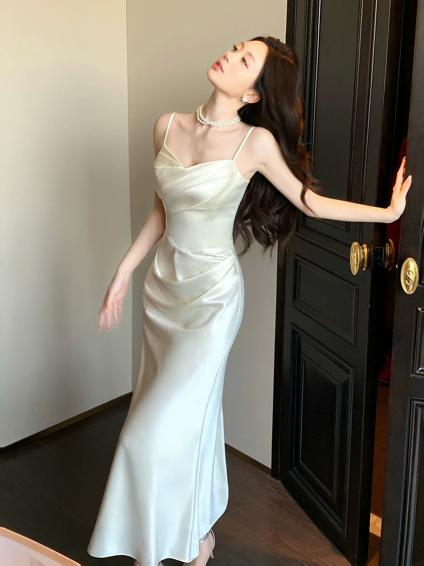 Robe de bal sirène élégante à fines bretelles en satin ivoire, longueur cheville, idéale pour une soirée d'anniversaire ou une fête de 17 ans (AB2457)