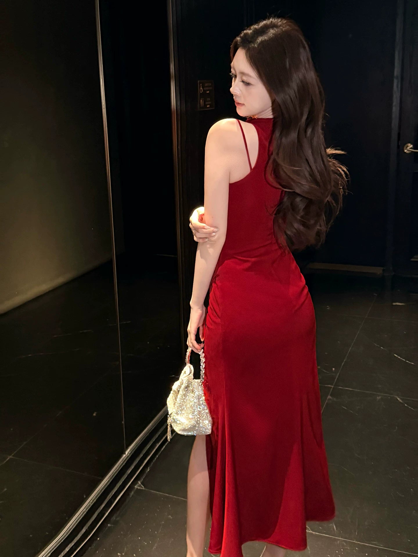 Elegantes, bodenlanges, rotes Satin-Etui-Kleid mit U-Boot-Ausschnitt und Schlitz – perfekt für Abschlussball, Party oder Geburtstag (AB2461)
