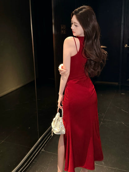 Elegantes, bodenlanges, rotes Satin-Etui-Kleid mit U-Boot-Ausschnitt und Schlitz – perfekt für Abschlussball, Party oder Geburtstag (AB2461)