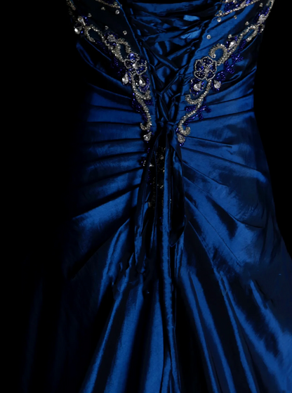 Elegantes Ballkleid aus königsblauem Taft mit goldenen Perlen und herzförmigem Ausschnitt – langes Abendkleid, trendiges Partykleid für Damen OB007