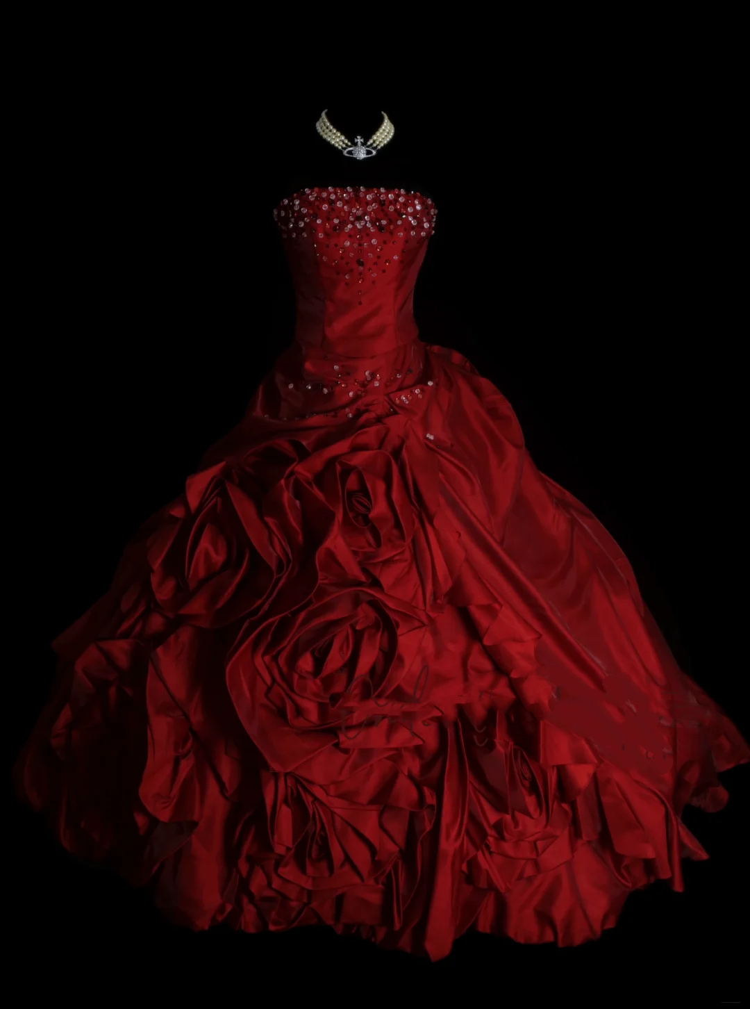 Einzigartiges, trägerloses Ballkleid aus burgunderrotem Satin mit mehrlagigem Design, ideal für Quinceañera, Sweet 15 oder 16 Jahre, OB010