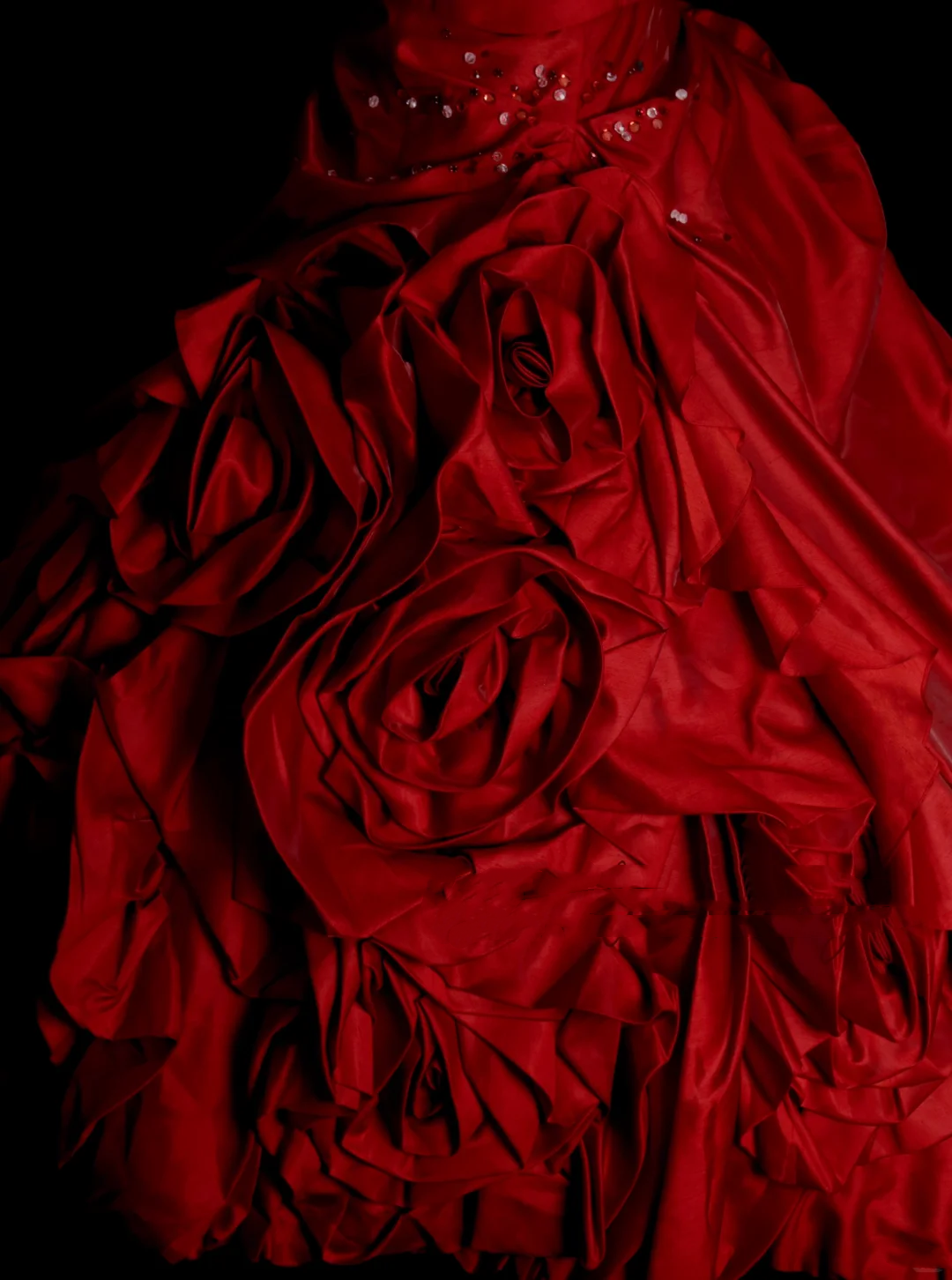 Einzigartiges, trägerloses Ballkleid aus burgunderrotem Satin mit mehrlagigem Design, ideal für Quinceañera, Sweet 15 oder 16 Jahre, OB010