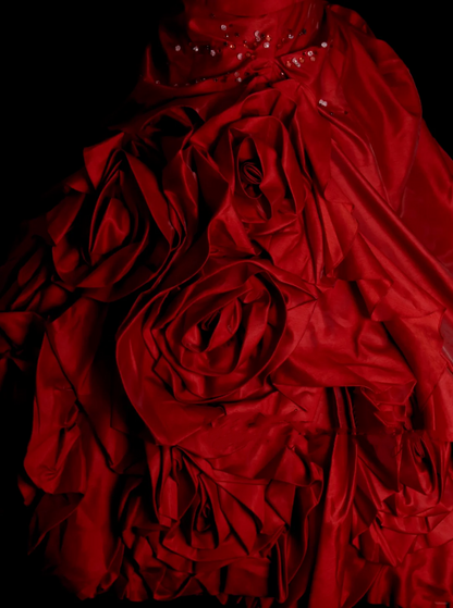 Einzigartiges, trägerloses Ballkleid aus burgunderrotem Satin mit mehrlagigem Design, ideal für Quinceañera, Sweet 15 oder 16 Jahre, OB010
