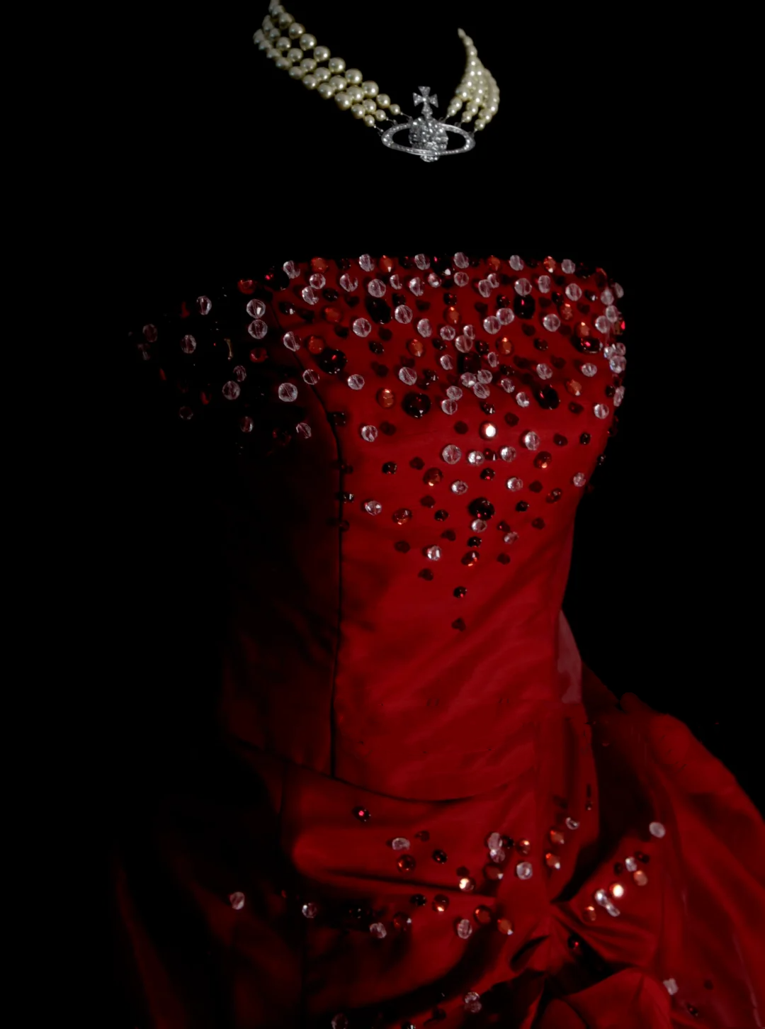 Einzigartiges, trägerloses Ballkleid aus burgunderrotem Satin mit mehrlagigem Design, ideal für Quinceañera, Sweet 15 oder 16 Jahre, OB010