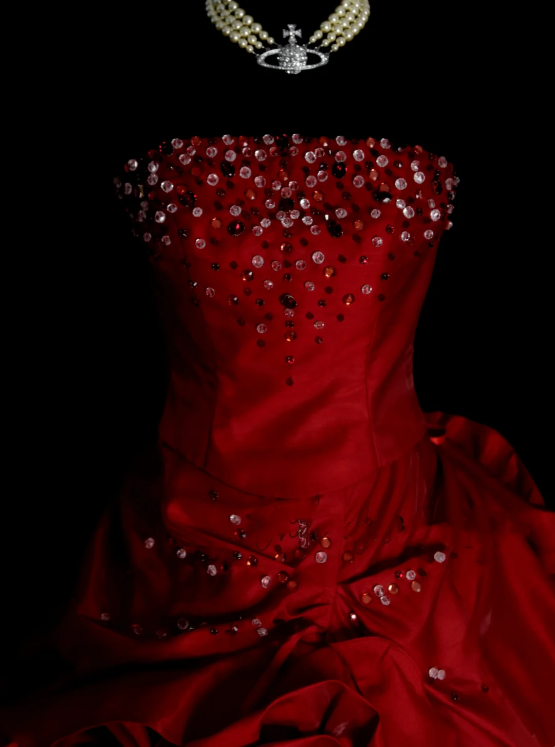 Einzigartiges, trägerloses Ballkleid aus burgunderrotem Satin mit mehrlagigem Design, ideal für Quinceañera, Sweet 15 oder 16 Jahre, OB010